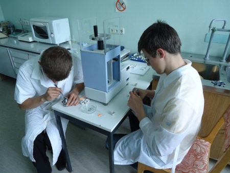 В лаборатории МГЭИ им. А.Д. Сахарова БГУ. Подготовка проб почвы к анализу.